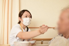 画像：患者様の食事介助