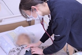 画像：体位変換・バイタルチェック・マウスケア・喀痰吸引・記録